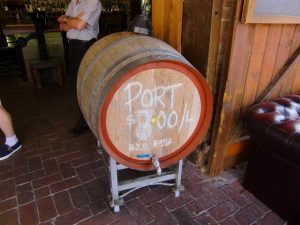 ハーンドルフで見つけた酒屋さん。バロッサのワインを扱ってました。店先に樽があり、中には赤ワイン。