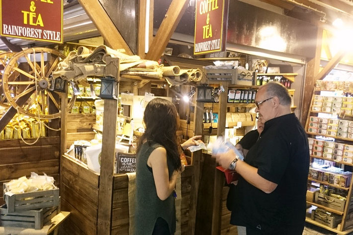 おみやげ屋の仕事-体験談-英語で接客中のyayoiさん 観光の町ケアンズ お土産屋の仕事