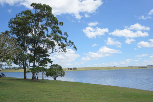 Lake Tinaroo - 週末になるとウェイクボード、水上スキーなどを楽しむ人たちでにぎわう湖。湖の周りにはたくさんのキャンプサイトがありスクールホリデーには家族キャンパーがたくさんやってきます