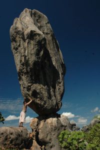 Chirago Barancing Rock - ケアンズから内陸に約200㎞行ったチラゴにあるバランスをとって立っている巨大岩