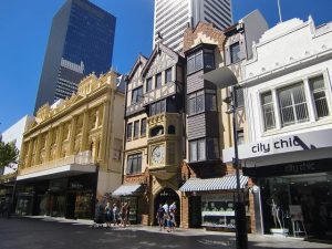 London Court - 真ん中の時計のついている建物はロンドンゲートという通りのゲート的な