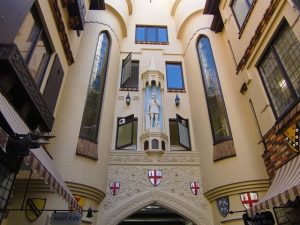 London Court - ゲートを通り抜けるとヨーロッパを思わせる世界が広がっていました。